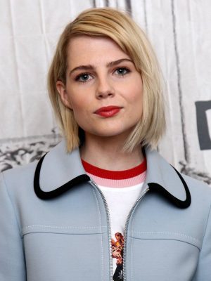 Lucy Boynton • Taille, Poids, Mensurations, Age, Biographie, Wiki