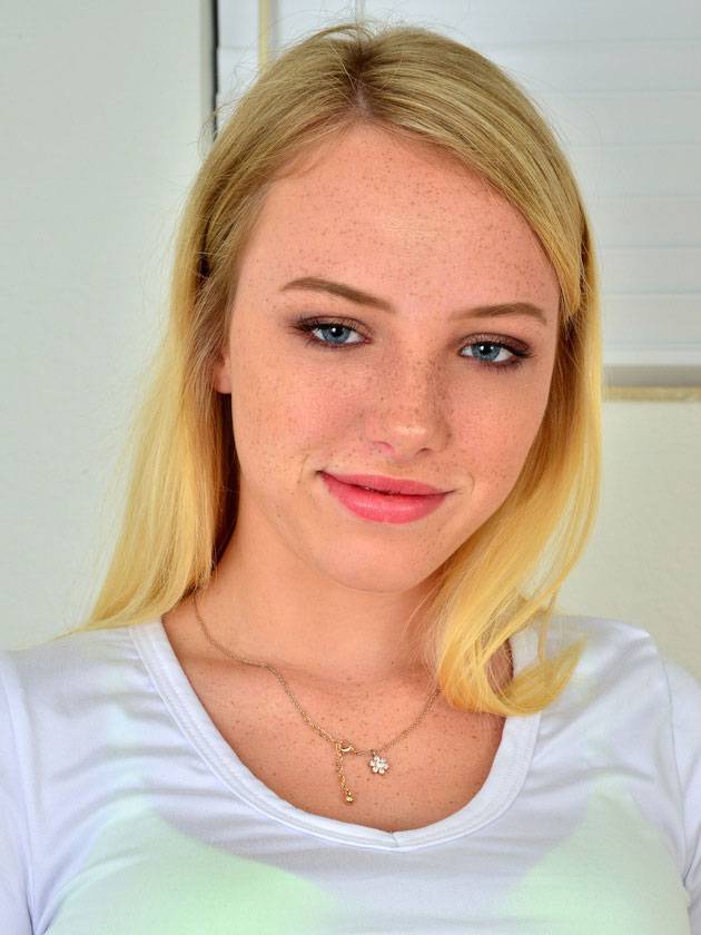 Dixie Lynn • Height, Weight, Size, Body Measurements, Biography, Wiki, Age