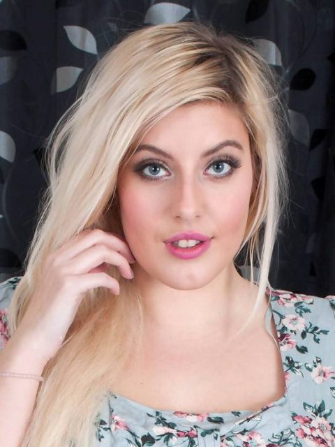 Ellie Roe • Größe, Gewicht, Maße, Alter, Biographie, Wiki